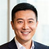 腾讯体育赛事总监张总的商务头像照片，面带微笑、身穿深色西装